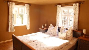 4 bedrooms, iron/ironing board, free WiFi, bed sheets