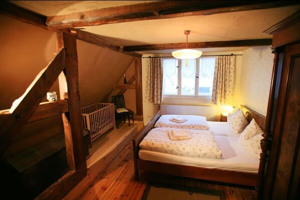 4 bedrooms, iron/ironing board, free WiFi, bed sheets