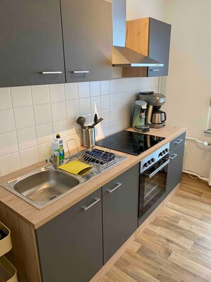 Frigorifero, microonde, forno, piano cottura