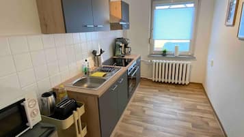Fridge, oven, stovetop, coffee/tea maker