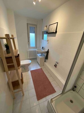 Shower, hair dryer, towels - Cozy Apartment with Wi-Fi in Magdeburg (Magdeburg)
