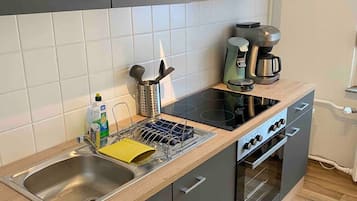Fridge, oven, stovetop, coffee/tea maker