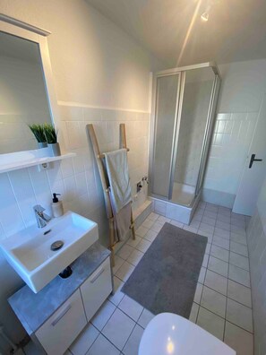 Dusche, Haartrockner, Handtücher