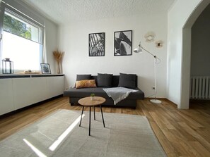 TV - Friendly Holiday Apartment with Wi-Fi in Magdeburg (Magdeburg)
