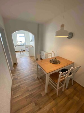 Dining - Friendly Holiday Apartment with Wi-Fi in Magdeburg (Magdeburg)