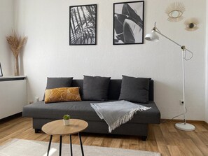 TV - Friendly Holiday Apartment with Wi-Fi in Magdeburg (Magdeburg)