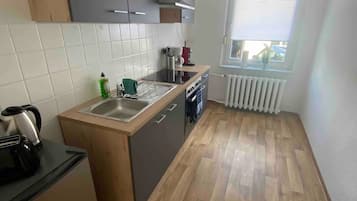Jääkaappi, uuni, liesi, kahvin-/teenkeitin
