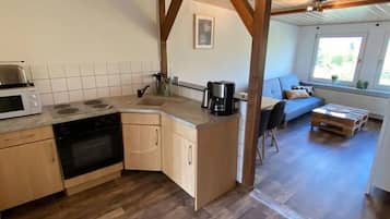 Kühlschrank, Mikrowelle, Herdplatte, Wasserkocher mit Kaffee-/Teezubehör
