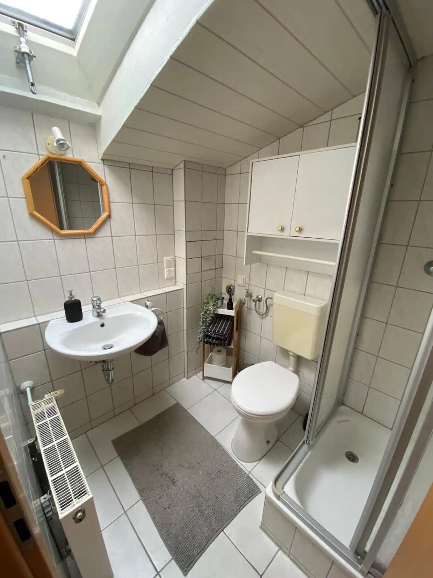 Douche, sèche-cheveux, serviettes fournies