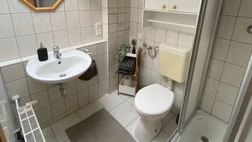 Douche, sèche-cheveux, serviettes fournies