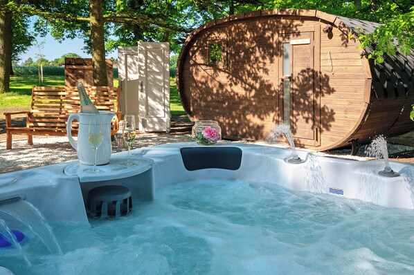 Tina de hidromasaje al aire libre