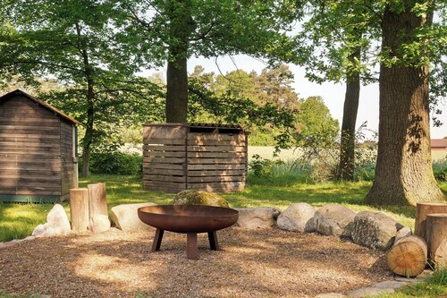 Holiday Apartment "Eichengeflüster Waldhütte" with Large Covered Terrace in Ströhen