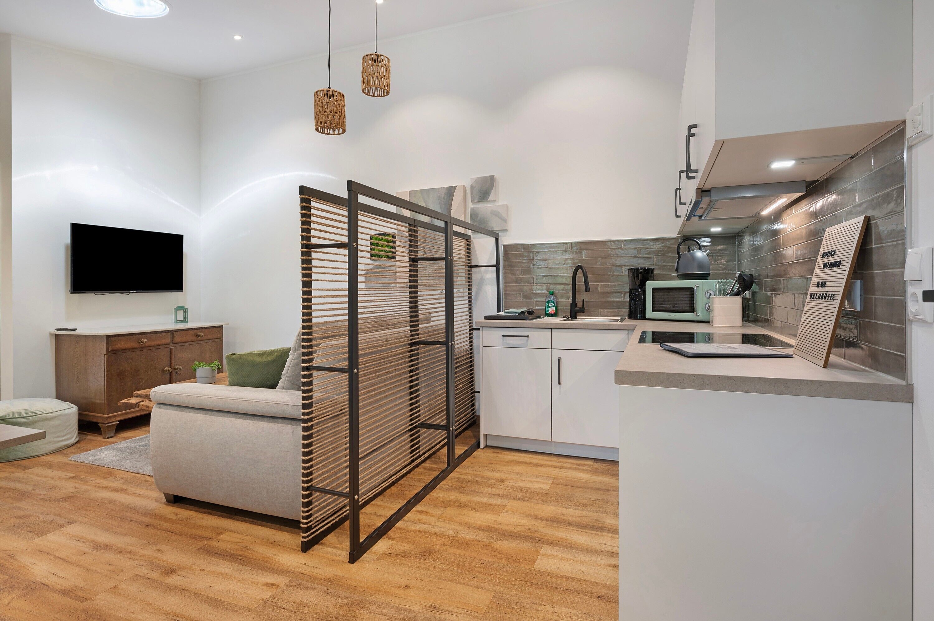 Een koelkast, een magnetron, een oven, een kookplaat