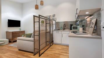 Een koelkast, een magnetron, een oven, een kookplaat