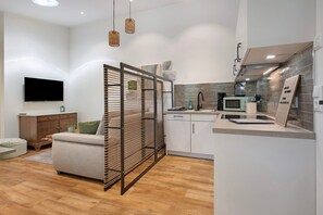 Kühlschrank, Mikrowelle, Ofen, Herdplatte