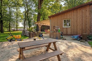 Children's area - Holiday Apartment "Eichengeflüster Kranichzimmer" with Covered Terrace in Ströhen (Wagenfeld)