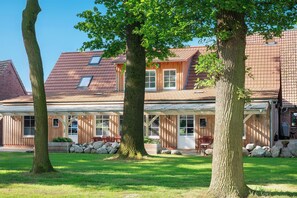 Exterior - Holiday Apartment "Eichengeflüster Kranichzimmer" with Covered Terrace in Ströhen (Wagenfeld)
