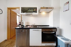 Kylskåp, mikrovågsugn, ugn och spishäll