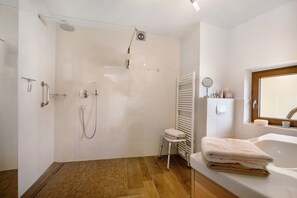 Dusche, Haartrockner, Handtücher