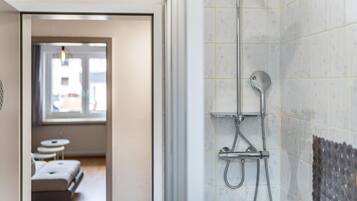 Bruser, hårtørrer, håndklæder