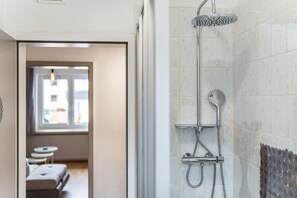 Regadera, secadora de cabello, toallas 