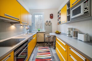 Kühlschrank, Mikrowelle, Ofen, Herdplatte