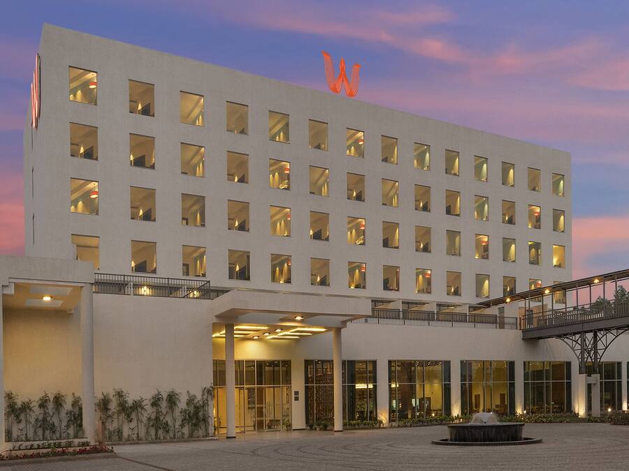 Bagian depan properti - sore/malam