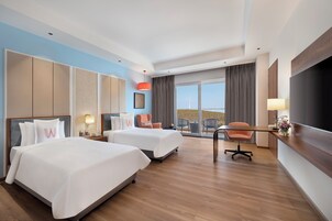 Ropa de cama de alta calidad y caja de seguridad en la habitación 