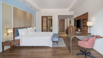 Deluxe kamer, 1 kingsize bed | Luxe beddengoed, een kluis op de kamer, een bureau, een laptopwerkplek