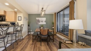 Une cuisine moderne avec des meubles en bois et un four à micro-ondes encastré.