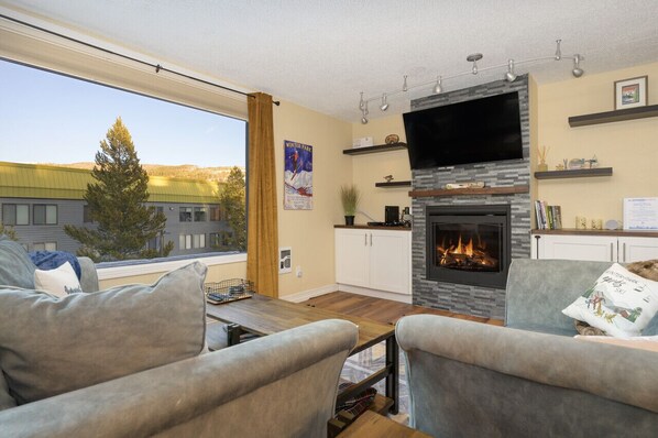 Smart TV, lareira, livros