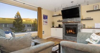 Private Sauna, Covered Parking, Hot Tub, Pool!