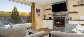 Private Sauna, Covered Parking, Hot Tub, Pool!