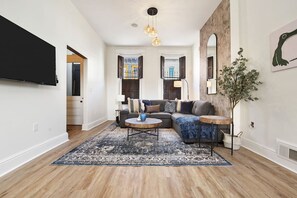 Smart TV, offices - ★ HostWise Stays ★ Central Quiet Stay, Premium Parking & Dreamy Bath (Pittsburgh)