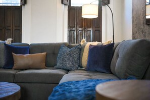 Smart TV, offices - ★ HostWise Stays ★ Central Quiet Stay, Premium Parking & Dreamy Bath (Pittsburgh)