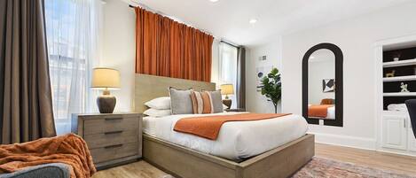 3 dormitorios, escritorio, tabla de planchar con plancha y cuna de viaje