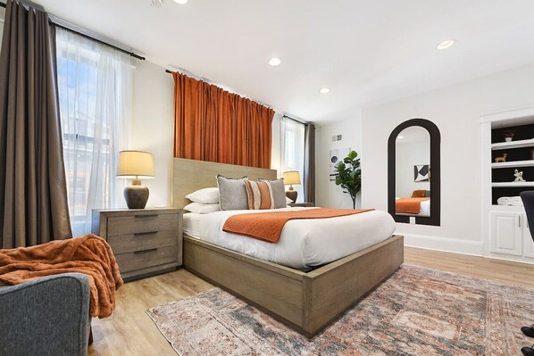 3 bedrooms, desk, iron/ironing board, travel cot - ★ HostWise Stays ★ Central Quiet Stay, Premium Parking & Dreamy Bath (Pittsburgh)