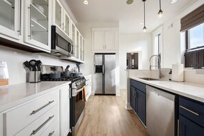 Fridge, microwave, oven, stovetop - ★ HostWise Stays ★ Historic Victorian Charm, Parking, & Luxury Bath (Pittsburgh)