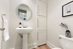 Articles de toilette écologiques, sèche-cheveux, serviettes fournies