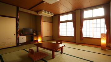 Economy Quadruple Room | In-room safe, blackout drapes, free WiFi, bed sheets