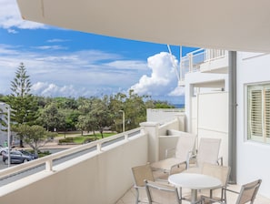 Outdoor dining - The Pool Resort Kingscliff - One Bed Spa Suite (2218) - Holiday Management Co. (Tweed)