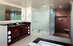 Bañera de hidromasaje, secador de pelo, toallas, papel higiénico