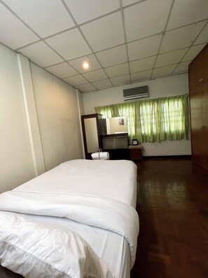 Deluxe Double Room | Free WiFi, bed sheets - Chubby House (Chiang Mai)