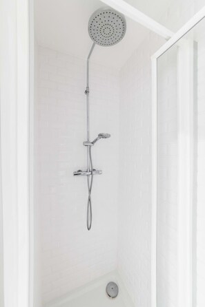 Dusche, Haartrockner, Handtücher, Shampoo