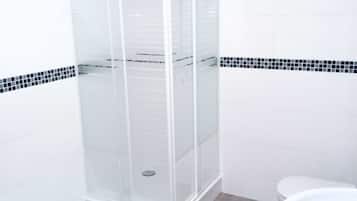 Ducha, secador de pelo, toallas y papel higiénico