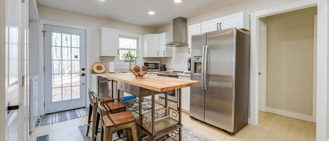 Fridge, microwave, dishwasher, coffee/tea maker