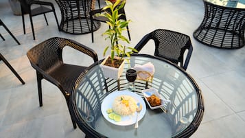 Café da manhã com buffet grátis todos os dias