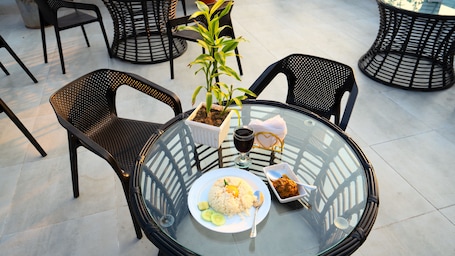 Free daily buffet breakfast