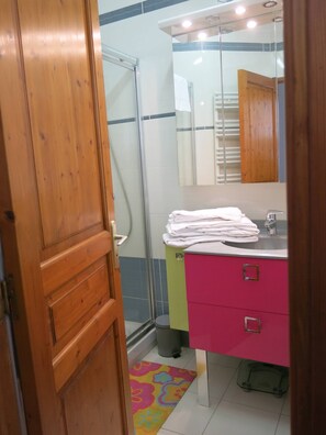 Douche, serviettes fournies