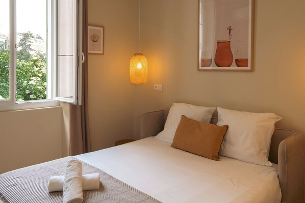 2 bedrooms, iron/ironing board, WiFi, bed sheets